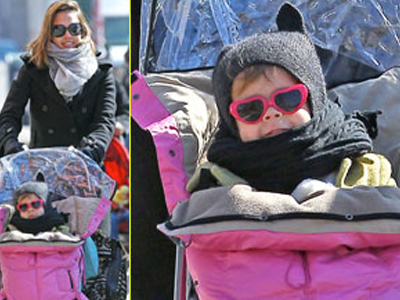 Η βόλτα της Jessica Alba με το μωρό