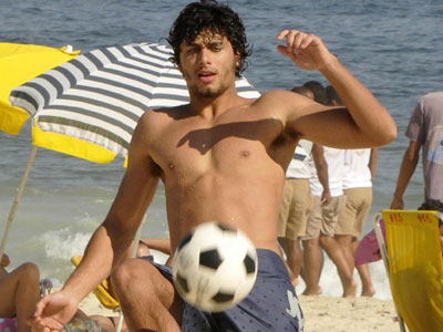 Ο Jesus Luz παίζει μπάλα στην παραλία