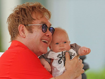 Ο Elton John με τον γιο του σε διακοπές