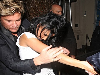 Η Katie Price το γλεντάει!