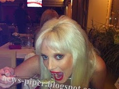 Η Τζούλια τρώει μαγειρίτσα