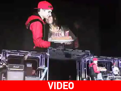 Justin Bieber: Έβαλε φωτιά στα μαλλιά της μητέρας του