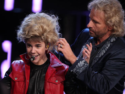 Ο Justin Bieber με ξανθιά περούκα