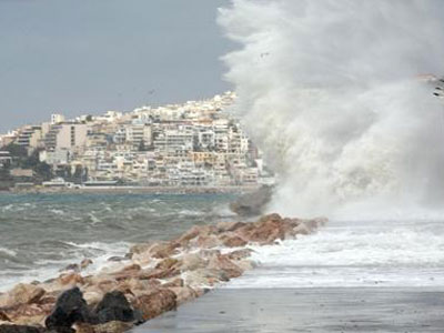 “Δεμένα” πολλά πλοία στα λιμάνια