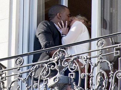 Ο Kanye West και το φιλί στις κάμερες