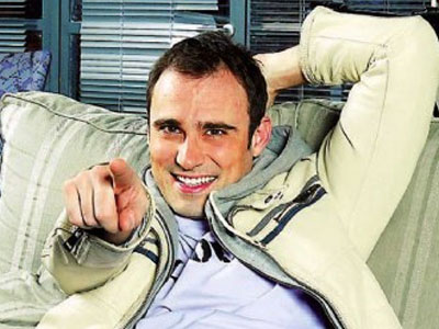 Γιώργος Καπουτζίδης: «Μου αρέσει να απομονώνομαι και να γράφω»