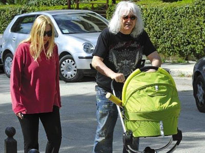 Νίκος Καρβέλας: Ανησυχεί για την οικογένειά του