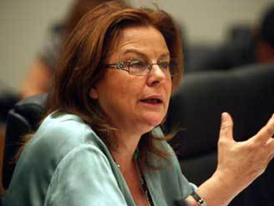 Λύση αναζητά η Κατσέλη – ανυποχώρητη η Ομοσπονδία