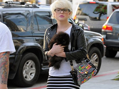 Η Kelly Osbourne επιδεικνύει τα πόδια της