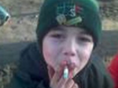 Έδωσε τσιγάρο σε τρίχρονο παιδάκι!