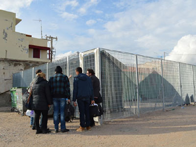 Ξηλώνεται από το λιμάνι της Χίου το «κλουβί» της ντροπής