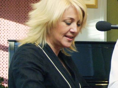 Ρούλα Κορομηλά: Ψάχνει άνδρα…