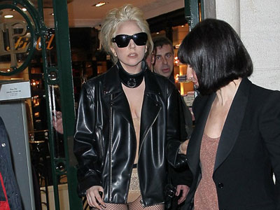 Ημίγυμνη μέσα στο κρύο