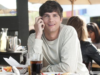 Είναι οριστικό: O Ashton Kutcher αντικαθιστά τον Charlie Sheen