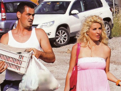 Με ροζ φόρεμα πήγε λαϊκή…