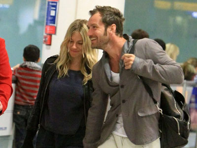 Jude Law και Sienna Miller ερωτευμένα «πιτσουνάκια»