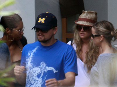 Περικυκλωμένος από γυναίκες