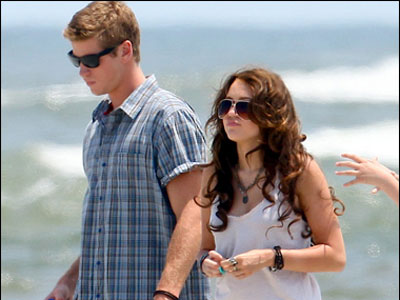 Η Miley Cyrus κανακεύει τον φίλο της