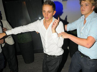 Τον πέταξαν έξω με τις κλοτσιές