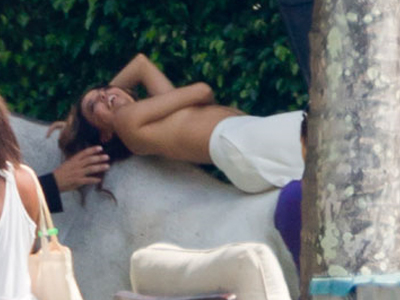 Η Eva Longoria topless καβάλα στ’άλογο!