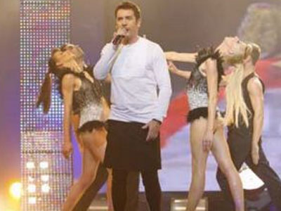 Με κοντή μαύρη φούστα εμφανίστηκε ο Μαζωνάκης