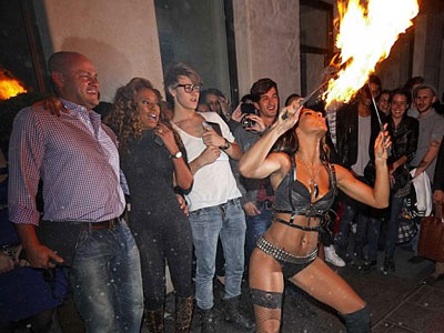 Τους έδειρε για να την προστατέψει