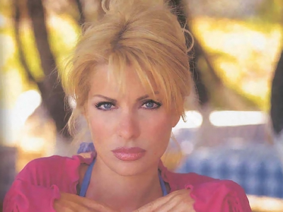 Και όμως σκέφτεται τη γυμνή φωτογράφιση