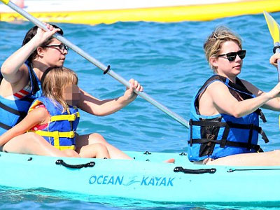 Η Michelle Williams με την κόρη της στην Hawaii
