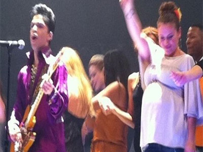 Ποια διάσημη ανέβηκε στη σκηνή 7 μηνών έγκυος;