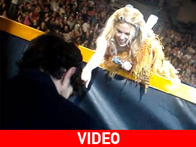 Η Kylie Minogue είναι ερωτευμένη και το δείχνει Η Kylie Minogue είναι ερωτευμένη και το δείχνει