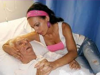 Η χήρα του Τζον Μοδινού βιντεοσκοπούσε την κηδεία του!