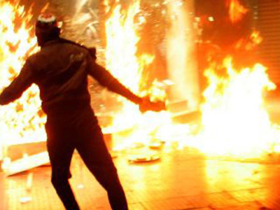 Πέτρες και μολότοφ εκτόξευσαν νεαροί Πέτρες και μολότοφ εκτόξευσαν νεαροί