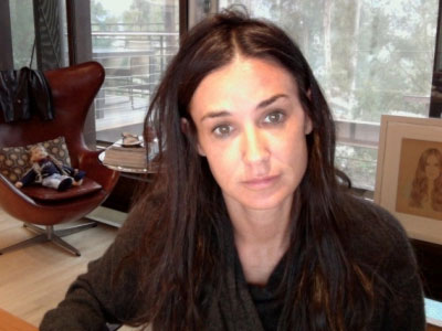 Η Demi Moore γράφει την αυτοβιογραφία της