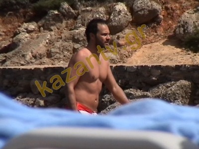 Ο Μέμος Μπεγνής στην παραλία