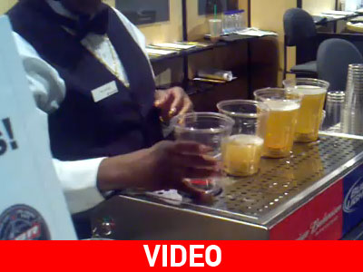 Γεμίζει το ποτήρι μπύρα από κάτω!