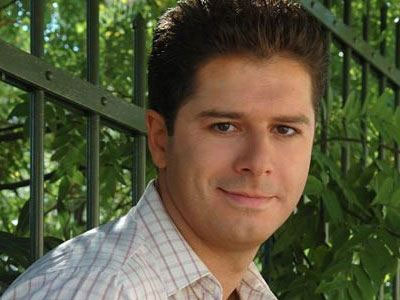 Α. Μπουρδούμης: «Τυχαίνει να μπορώ να τραγουδήσω και να χορέψω»