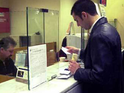 Πτώση των ελληνικών ομολόγων λόγω πιστοληπτικής υποβάθμισης