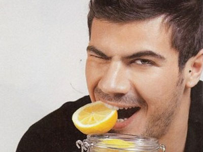 Άκης Πετρετζίκης: Ακόμα να του «την πέσει» καμία…