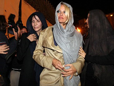 Η Pamela Anderson προσκυνήτρια