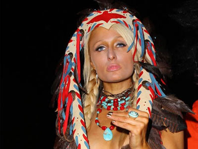 Η Paris Hilton ντύθηκε Pocahontas