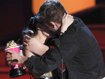 Το φιλί του Robert Pattinson στην Kristen Stewart