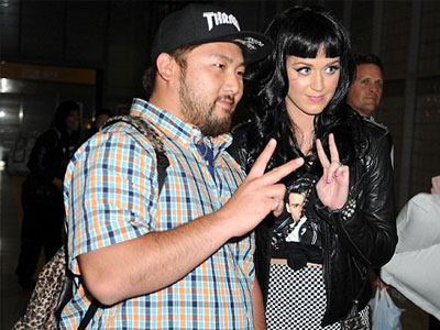 Katy Perry: Απέλασαν τον σύζυγό της