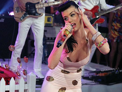 Με τις γάζες στη σκηνή η Katy Perry