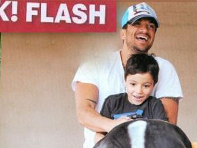 Peter Andre: Στην Κύπρο οικογενειακώς για διακοπές