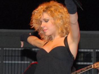 Η Μαριάντα Πιερίδη κάνει πρόβα νυφικού