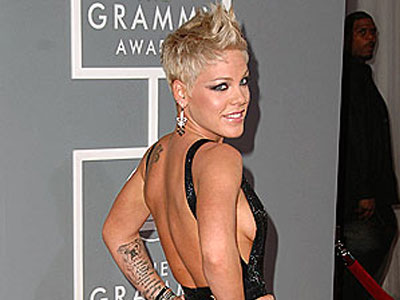 Η Pink αστειεύτηκε με το πάθημα της Aguilera