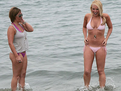 Η Liz McClarnon στην παραλία