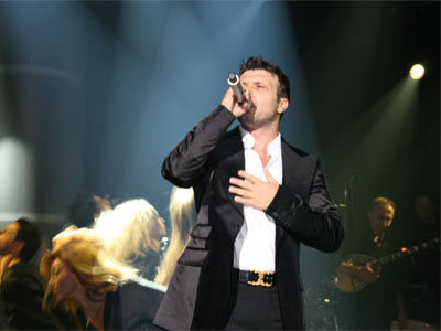 Παραλίγο να καταρρεύσει επί σκηνής ο Πλούταρχος