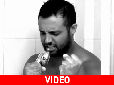 Ο Σάββας Πούμπουρας γυμνός στο μπάνιο του