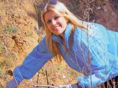 Έλενα Ράπτη: Φυτεύει δέντρα μπροστά στον φακό